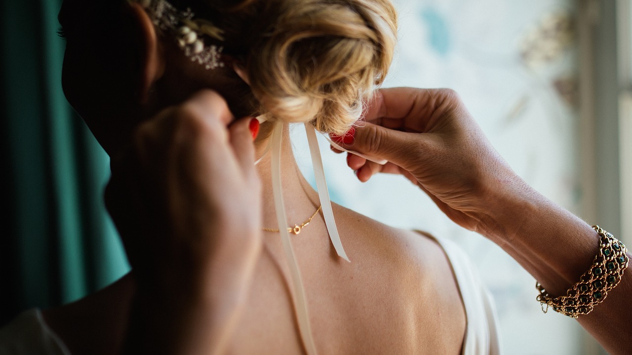 tying hair, woman, hands-1846171.jpg